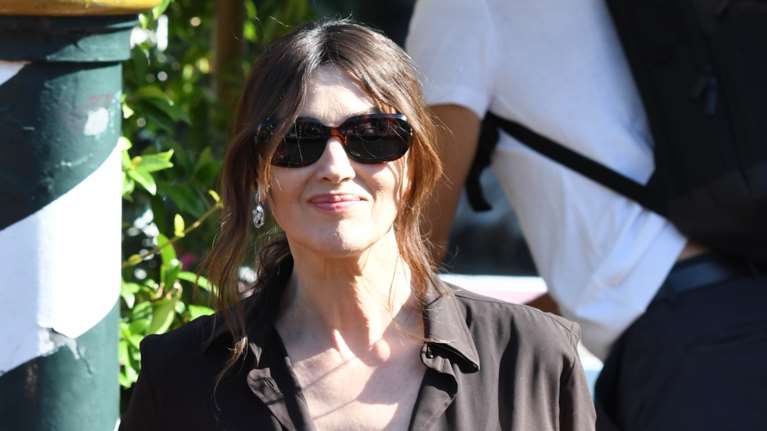 Έτσι κυκλοφορεί στο Παρίσι η Μόνικα Μπελούτσι: Η εκπληκτική καπαρντίνα και το casual chic look