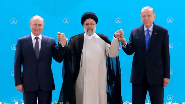 Η ταπείνωση του Πούτιν στο Ιράν: Πώς ο Ερντογάν τον άφησε να περιμένει όρθιος και αμήχανος επί ένα λεπτό