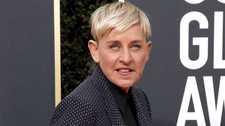 Aγνώριστη η Έλεν Ντε Τζένερις στον χορό της αποφοίτησης με τον συνοδό της - Η αμηχανία και το... κακόγουστο φόρεμα [Εικόνες]