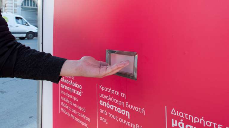 Κορονοϊός: Στάσεις λεωφορείων με αντισηπτικό υγρό - Σε ποια σημεία τοποθετούνται