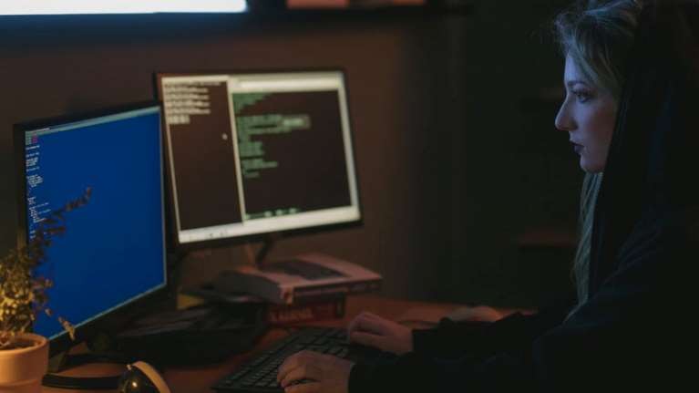 Αποκαλύψεις Λύτρα: Τηλεοπτικός δημοσιογράφος που εμφανίζεται σε πάνελ κατηγορείται για revenge porn