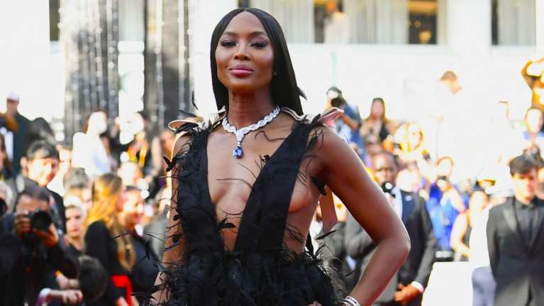 Γυμνόστηθη στο κόκκινο χαλί: Η Ναόμι Κάμπελ έκανε μια iconic εμφάνιση στις Κάννες