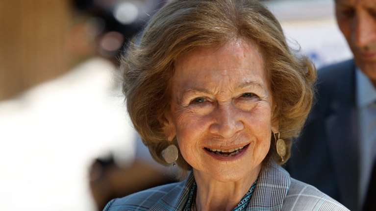 Fashion icon στα 85 της η βασίλισσα Σοφία: Τα δύο γεωμετρικά patterns, τα πολλά δαχτυλίδια και η μοδάτη τσάντα με τα τρουκς