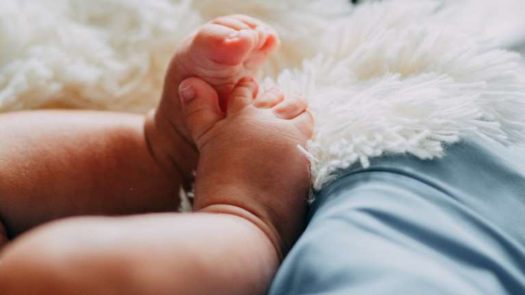 Σοκ στη Σκόπελο: Ακρωτηριάστηκε στα δάχτυλα μωρό 1,5 έτους