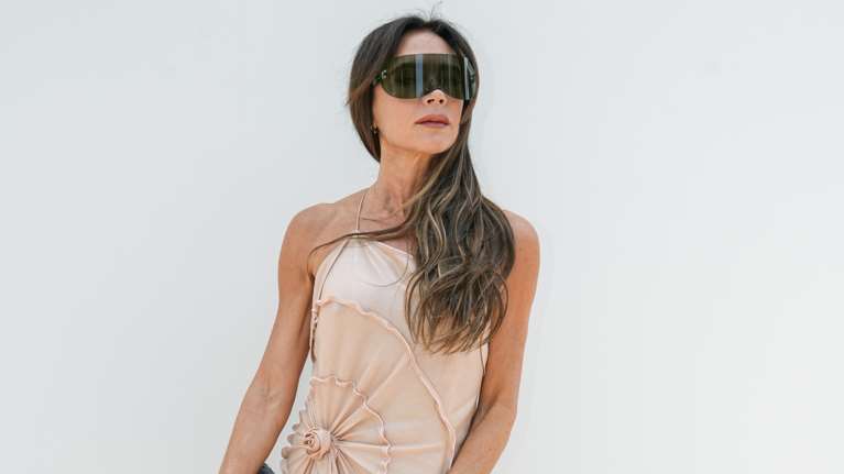 Με το λάθος παπούτσι η Βικτόρια Μπέκαμ: Κάτω από τον καυτό ήλιο με over the knee μπότες