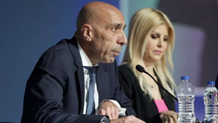 Αγκαλιασμένοι στη Μύκονο: Η Έλενα Ράπτη και ο Γιάννης Μπρατάκος γιόρτασαν ένα χρόνο μαζί με την πρώτη κοινή φωτογραφία τους