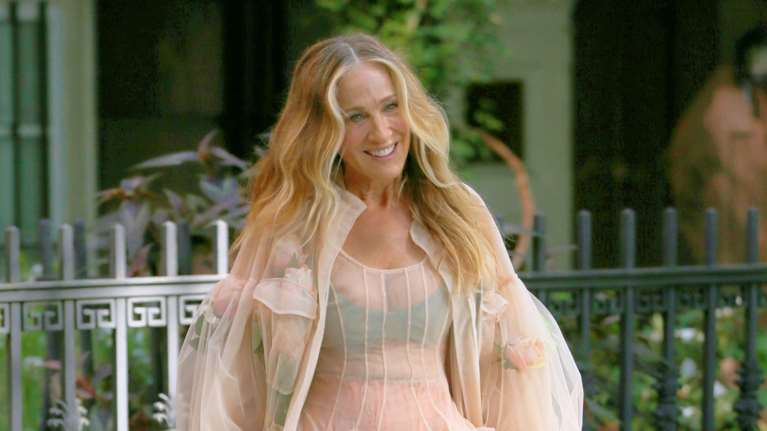 Σάρα Τζέσικα Πάρκερ: Η απόλυτη &quot;θεά&quot; φόρεσε ένα διάφανο φλοράλ μίντι φόρεμα γεμισμένο με ολόκληρα τριαντάφυλλα