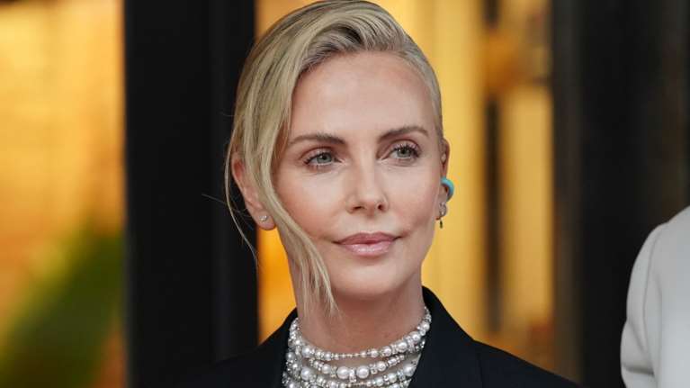 Σαρλίζ Θερόν: Η εμφάνισή της με tennis skirt και σνίκερς αποδεικνύει ότι είναι κούκλα ό,τι κι αν φορέσει