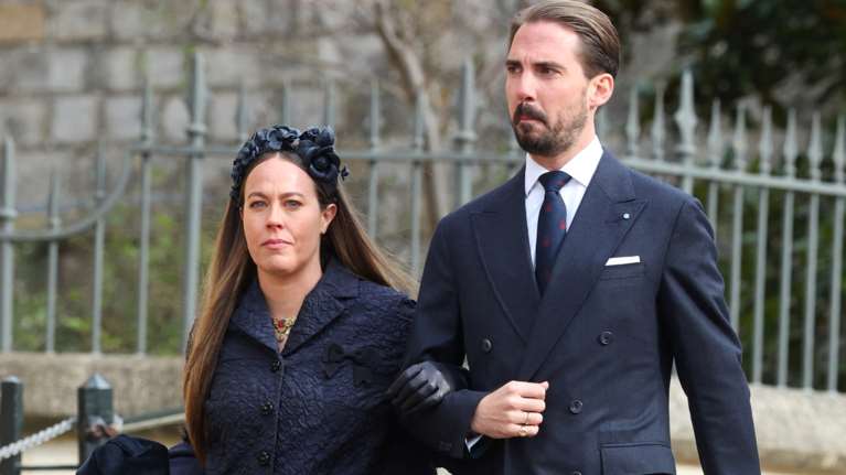 Νίνα Φλορ: Η διαφορετική εμφάνιση με χαλαρό έθνικ look με φαρδιά φούστα, μεγάλα σκουλαρίκια και ιδιαίτερη ζώνη