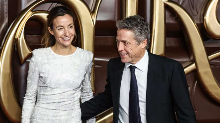 Ο Χιου Γκραντ στο κόκκινο χαλί με την καλλίγραμμη και πανύψηλη σύζυγό του Άννα Ελισάβετ Έμπερσταϊν