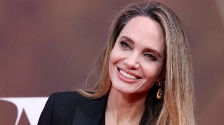 Αντζελίνα Τζολί: Super cool και ασθησιακή στο Λονδίνο με ανδρικό σμόκιν και πιο μακριά μαλλιά από ποτέ