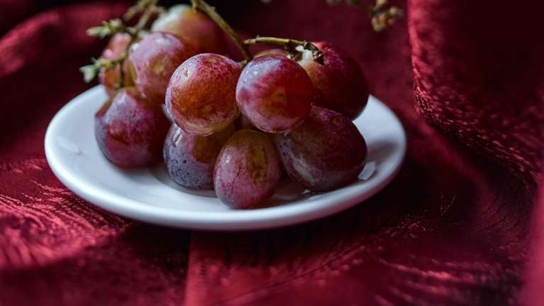 Η τρέλα με τα &quot;12 σταφύλια&quot; την Πρωτοχρονιά: Από πού προέρχεται το έθιμο για αγάπη και καλοτυχία που αναβιώνει