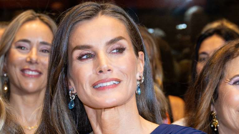 Λάσπη στο πρόσωπο αντί για μακιγιάζ: Η λαμπερή βασίλισσα Λετίσια όπως δεν την έχουμε ξαναδεί