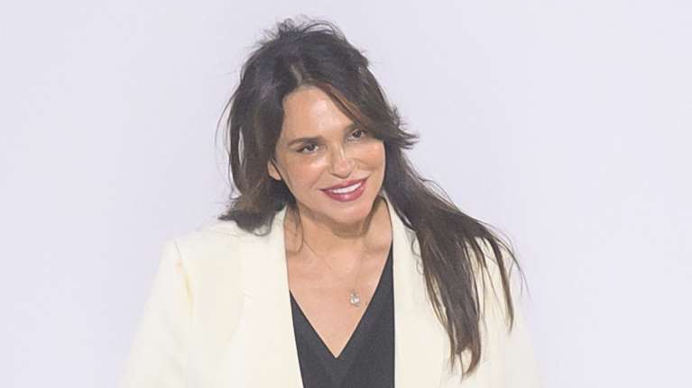 Σίλια Κριθαριώτη: Με one shoulder φόρεμα και τέλειο μακιγιάζ σε κοσμικό πάρτι στο Λονδίνο