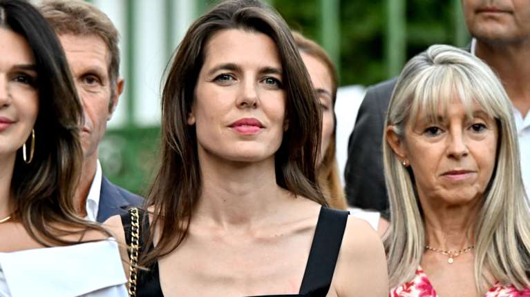 Άβαφη, χωρίς κοσμήματα και αξεσουάρ: Η Σαρλότ Κασιράγκι απέδειξε ξανά ότι είναι υπέρμαχος της φυσικής ομορφιάς