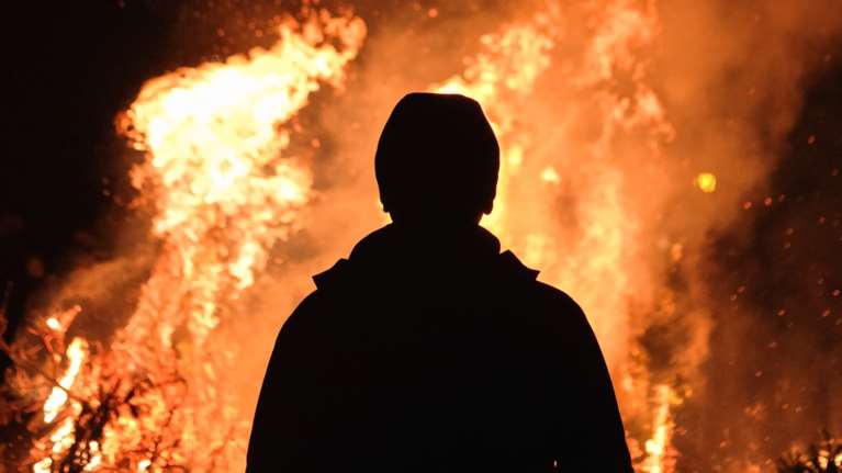 Γαλλία: 65χρονος σκοτώθηκε προσπαθώντας να βγάλει τα σκυλιά του από το σπίτι του που καιγόταν