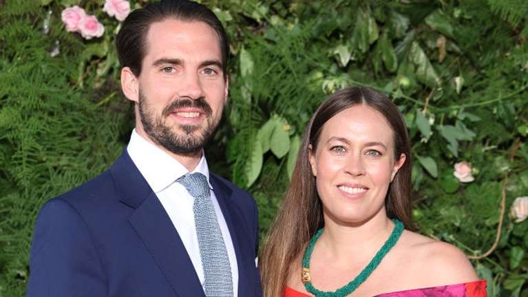 H Νίνα Φλορ με τον σύζυγό της Φίλιππο για lunch στην εξοχή - Με λευκό Τ-shirt ο Ντε Γκρες