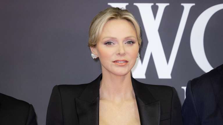 Πριγκίπισσα Σαρλίν: Εκθαμβωτική και αισθησιακή με tuxedo gown από τον Alexander McQueen και κεντημένο κορσέ αξίας 12.000 ευρώ