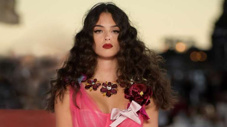 Ντέβα Κασέλ: Η κόρη της Μόνικα Μπελούτσι μάγεψε με την κουκλίστικη ομορφιά της στην Σικελία