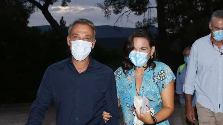 Ολγα Κεφαλογιάννη και Μίνως Μάτσας αγκαζέ και με... μάσκες στην Επίδαυρο [εικόνες]