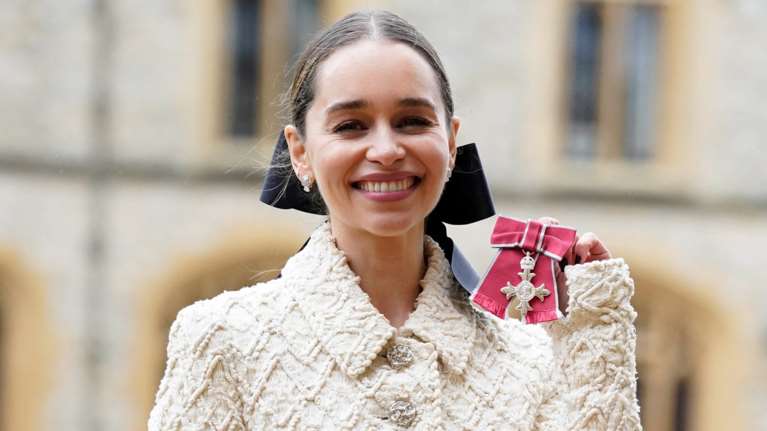 Εμίλια Κλαρκ: Η επιτομή της κομψότητας στο Γουίνδσορ - Με κρεμ ανάγλυφο ταγιέρ και φιόγκο στο κεφάλι