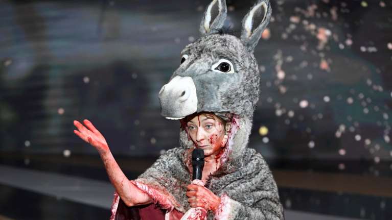 Η γυμνή διαμαρτυρία ηθοποιού στον Γάλλο πρωθυπουργό Ζαν Καστέξ: &quot;Ζαν, δώσε μας πίσω την τέχνη&quot; [εικόνες]