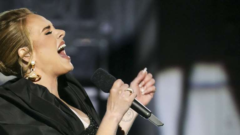 Ανησυχία για την Αντέλ: Το πρόβλημα υγείας που την ταλαιπωρεί στη σκηνή - Πονάω τη μισή ζωή μου