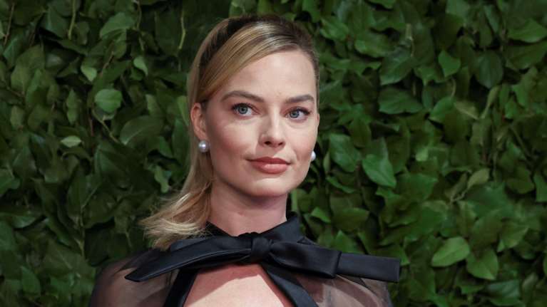 Black Magic Barbie: Η Μάργκοτ Ρόμπι με το πιο iconic barbie look σε total black - Το μίντι φόρεμα και η τούλινη κάπα