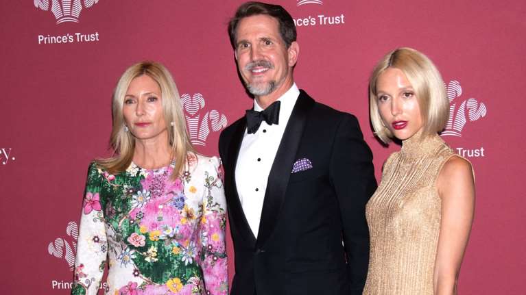 Μαρία Ολυμπία: Σαγηνευτική στη Σικελία με διάφανο Gucci φόρεμα και το Philip Treacy αξεσουάρ που φοράνε οι γαλαζοαίματες