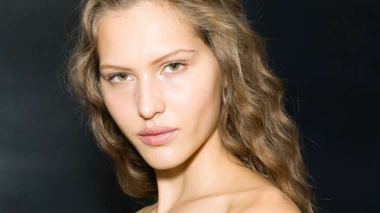 Αυτές οι 3 κινήσεις μειώνουν σημαντικά τις ρυτίδες γύρω από το στόμα