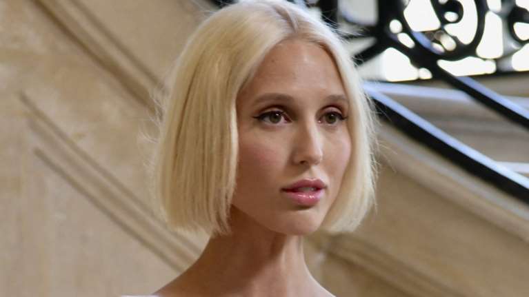 Μαρία Ολυμπία: Σαν ελληνίδα θεά με δαντελένιο φόρεμα Christian Dior στο Παρίσι