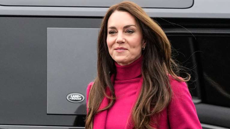 Φουντώνουν οι θεωρίες συνωμοσίας μετά την επεξεργασμένη φωτογραφία της Κέιτ: &quot;Παίρνει διαζύγιο; Έκανε πλαστική; Είναι ζωντανή;&quot;