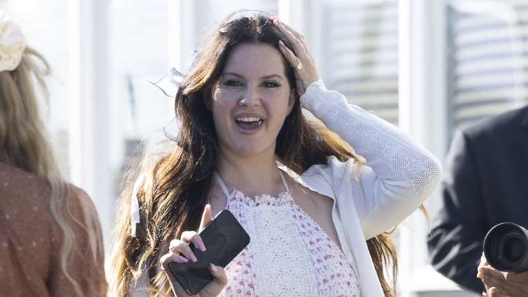 "Λευκό σε γάμο;": Η Λάνα Ντελ Ρέι φόρεσε όλα όσα δεν έπρεπε να φορέσει και το ευχαριστήθηκε