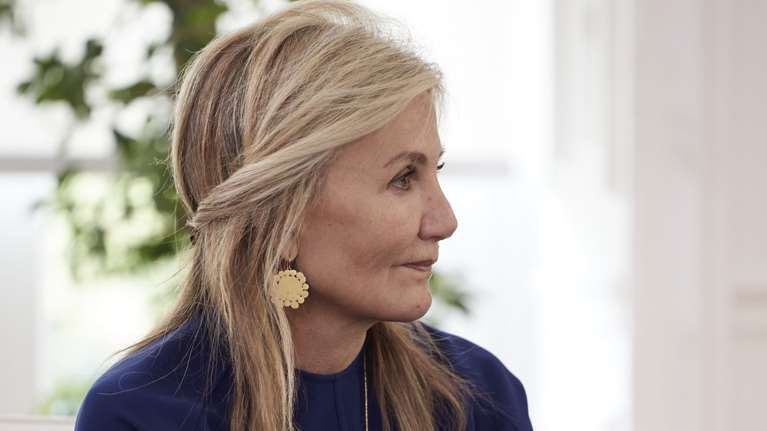 Μαρέβα Γκραμπόφσκι Μητσοτάκη: Minimal chic στη Θεσσαλονίκη με πλισέ φούστα και μπότες