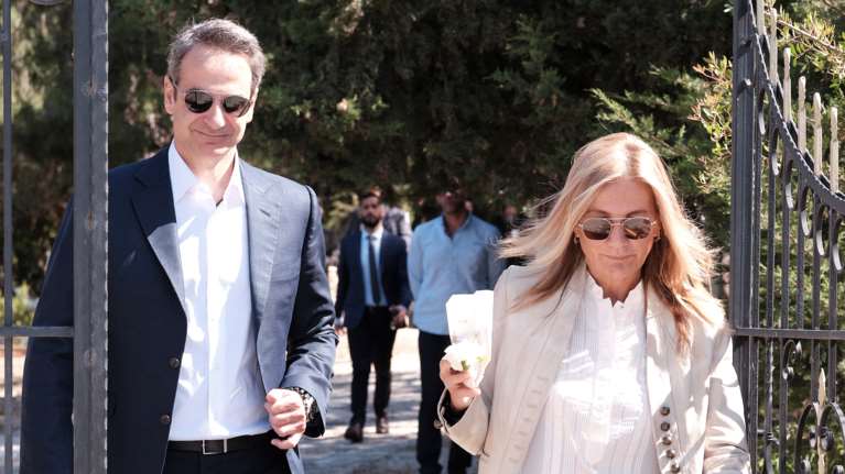 Μητσοτάκης: Με casual εμφάνιση με τη Μαρέβα και τον γιο του εύχονται &quot;χρόνια πολλά&quot; από τα Χανιά [εικόνα]
