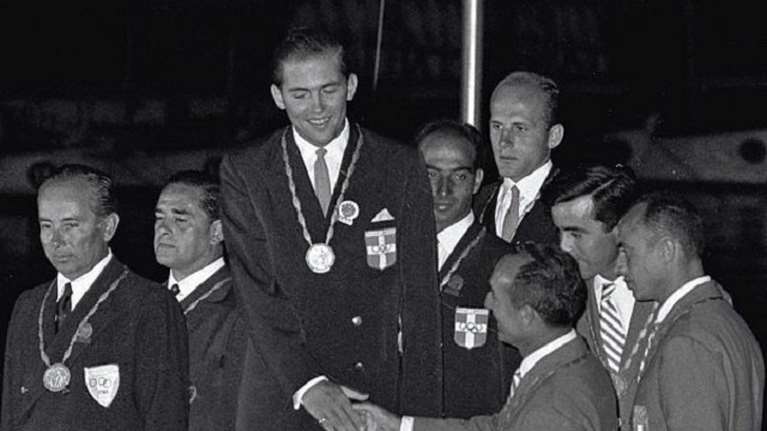 Τέως βασιλιάς Κωνσταντίνος: Η Ελληνική Ολυμπιακή Επιτροπή τον αποχαιρετά με φωτογραφίες από το χρυσό μετάλλιο της Ρώμης