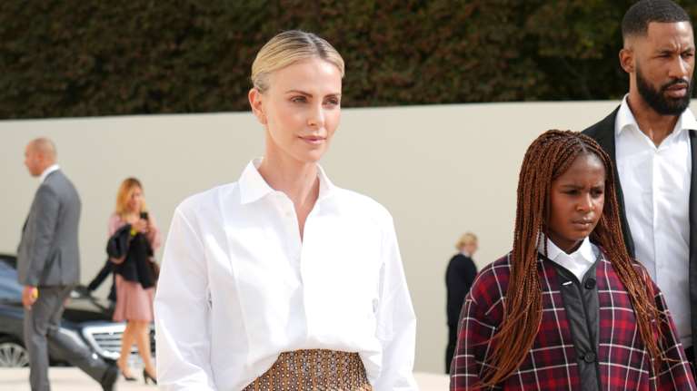 Η Σαρλίζ Θερόν και η κόρη της στην επίδειξη του Dior: Μαμά και κόρη με total Dior looks