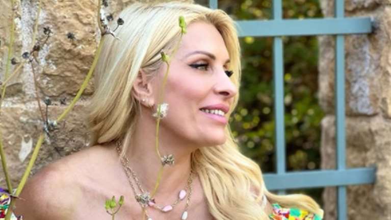 Ελένη Μενεγάκη: Αυτό το βιβλίο διαβάζει στις διακοπές της - Η ατημέλητη φωτό από την παραλία