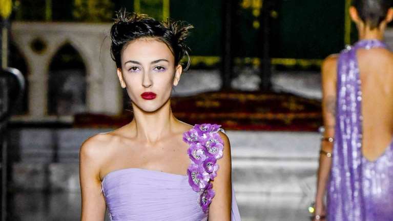 Αυτά είναι τα χρώματα που πρωταγωνιστούν στη μόδα για το καλοκαίρι του 2024