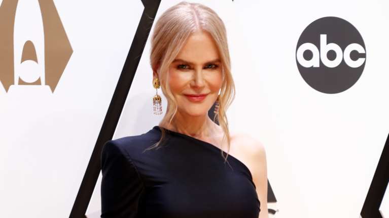 Νικόλ Κίντμαν: Οι φωτογραφίες μόνο με το t-shirt της, τα υπερβολικά αδύνατα πόδια της και τα αρνητικά σχόλια