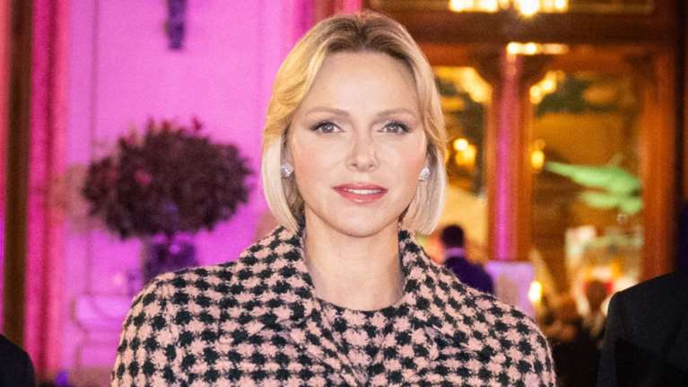 Πριγκίπισσα Σαρλίν: Σαν κομψή γαλλίδα με pied-de-poule φόρεμα και ασορτί cropped σακάκι στο Μόντε Κάρλο