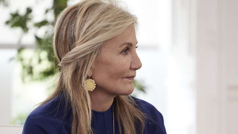 Μαρέβα Μητσοτάκη: Με bohemian φούστα στο Μέγαρο Μαξίμου - Ο συνδυασμός με λευκό πουκάμισο και μπλέιζερ