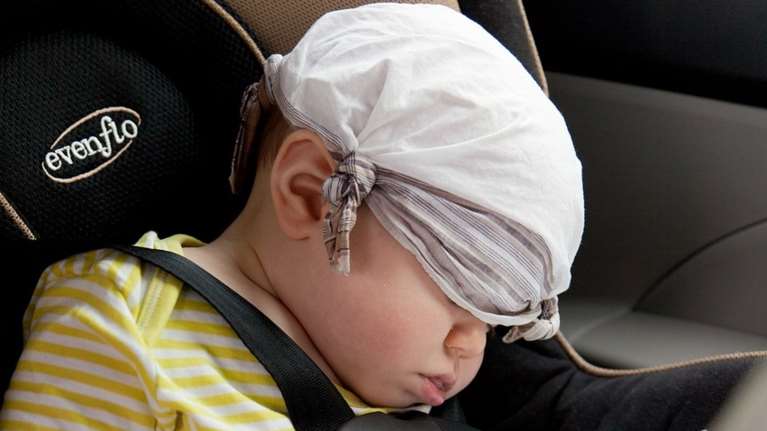 Γιατί είναι μεγάλος ο κίνδυνος θερμοπληξίας για τα παιδιά στα κλειστά αυτοκίνητα - Η θερμοκρασία σώματος αυξάνεται 3-5 φορές