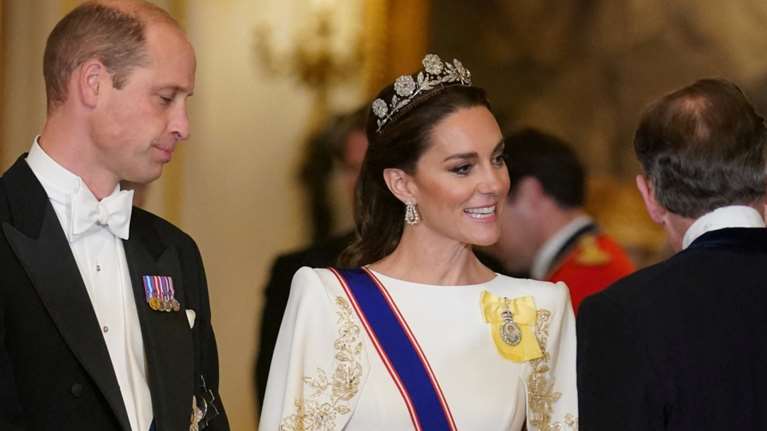 &quot;Είναι προσβολή για την πριγκίπισσα&quot;: Το νέο πορτρέτο της Κέιτ Μίντλετον χαρακτηρίζεται ως απαίσιο και προσβλητικό