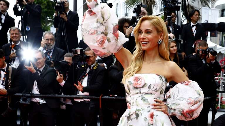 Μια Ελληνίδα στις Κάννες: Η Δούκισσα Νομικού στο κόκκινο χαλί με πριγκιπικό φλοράλ φόρεμα Celia Kritharioti