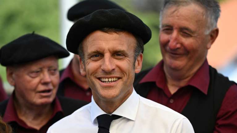 Ο Μακρόν με μπερέ τραγούδησε με χορωδία βοσκών, αλλά δεν ήξερε τα λόγια [εικόνες - βίντεο]