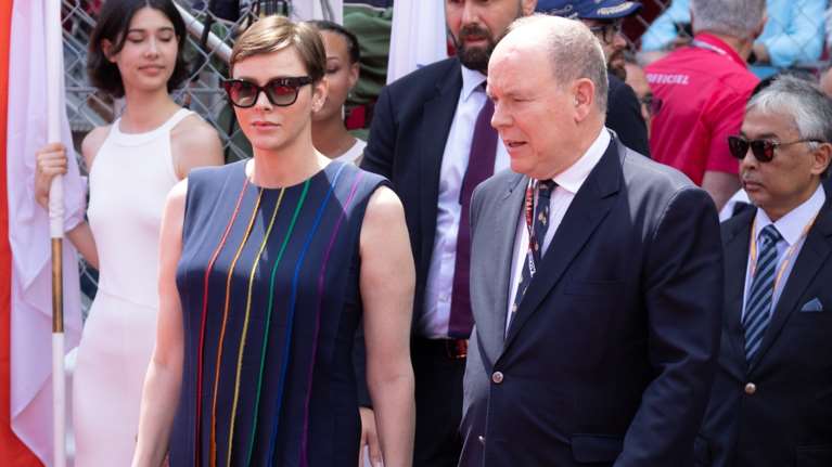 Καστανή, αγέλαστη και με θεϊκά φορέματα: Τα δύο look της Σαρλίν του Μονακό και η κακή διάθεση