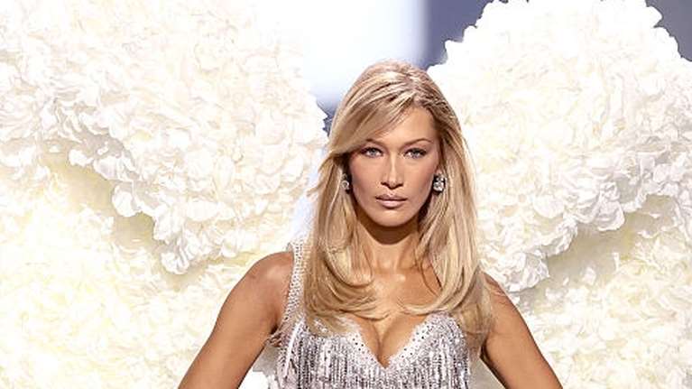 Ανησυχία για την Μπέλα Χαντίντ: Περπάτησε στην πασαρέλα της Victoria&#39;s Secret με φτερά αγγέλου βάρους 23 κιλών