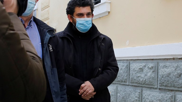 37χρονος ιερέας