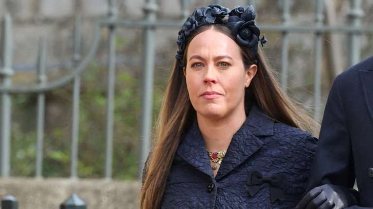 Νίνα Φλορ: Καλεσμένη σε γκαλά σε βίλα στη Ρώμη με πολύχρωμο cocktail φόρεμα και ιβουάρ γόβες Maison Valentino